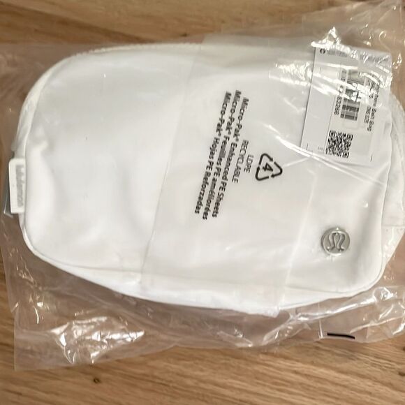 Lululemon Everywhere Belt Bag with WhHITE NWT PERFECT BASIC WHITE regular 1L - Picture 4 of 6